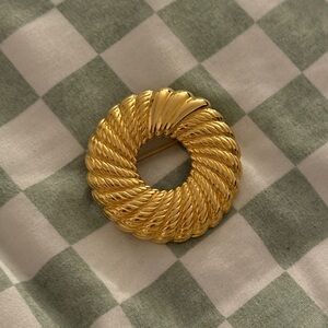 Vintage‎ Stunning Elegant Gold-Tone Brooch Jewelry Accessory Beautiful